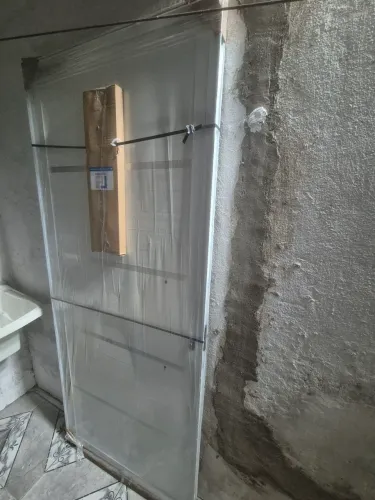 Porta de alumínio 120,x90 nova no plástico.