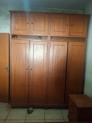 Guarda roupa madeira maciça em ótimo estado