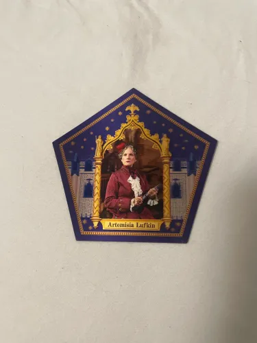 Cartão Colecionável Sapo de Chocolate Artemisia Lufkin Harry Potter Produto Oficial