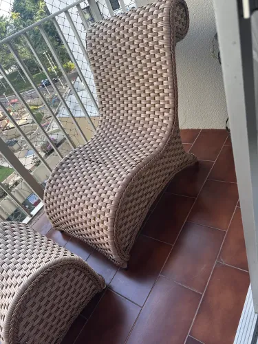 Espreguiçadeira Chise com Puff Apoio de Pés em Fibra Sintética para Sacada