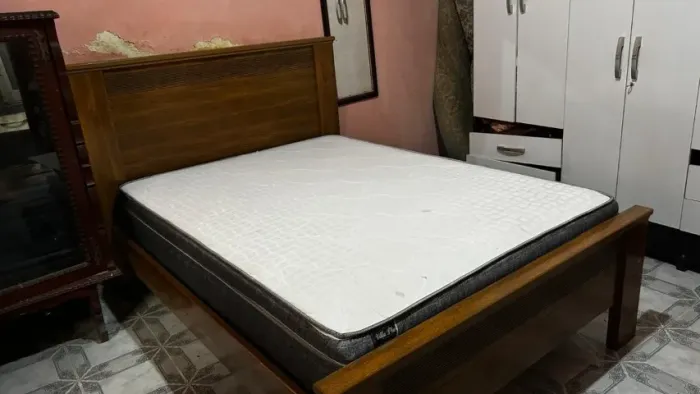 Cama de madeira + colchão de casal