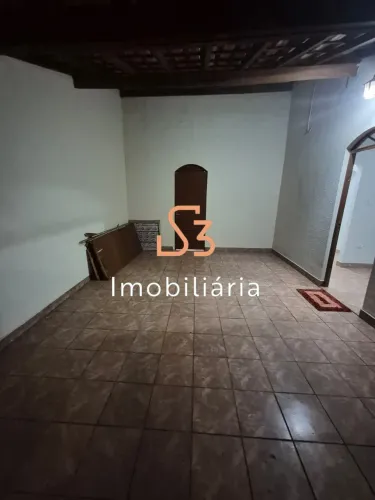 Casa para locação em Uberlândia-MG, no bairro Umuarama: 3 quartos, 1 suíte, 2 salas, 2 ban
