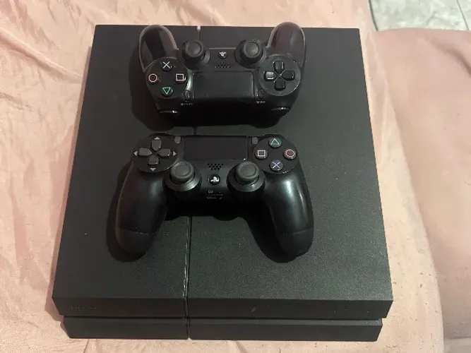 PlayStation 4 Fat 500 GB + 2 Controles + 3 jogos