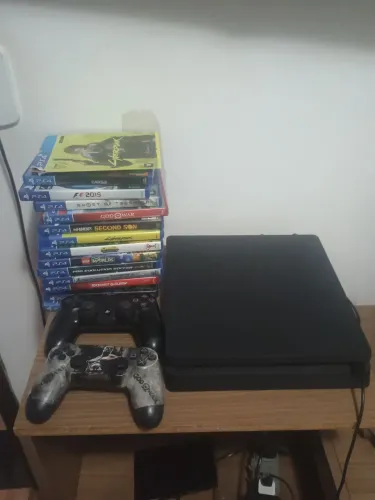 Ps4 slim 1tb 2 controles, 14 jogos aceito troca em iPhone 13 ou mobilete