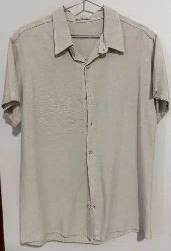 Camisa Bege, de linho, manga curta, marca Costela de adão, tamanho M