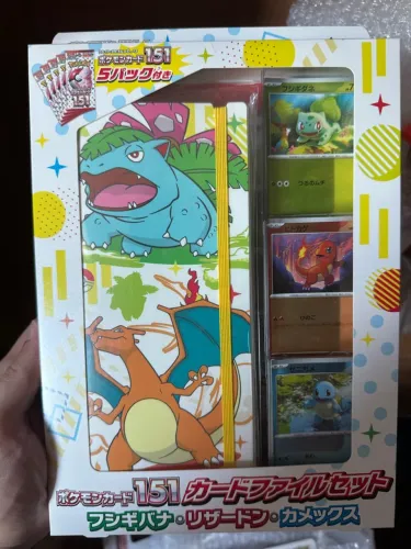 Kit Colecionável - Pokémon Card 151 Binder Set - Três Iniciais