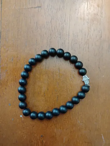Pulseira bolinha preta com pingente mão de fa 