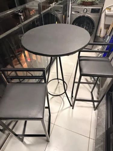 Conjunto bistrô preto composto por mesa redonda e 2 cadeiras
