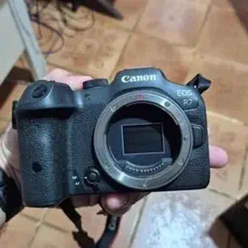 Câmera Canon EOS R7 Mirrorless (Corpo). Carregador e uma bateria tudo original