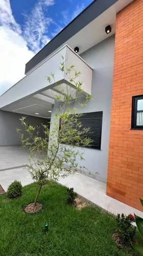 Casa à Venda com 3 quartos, 2 banheiros, 3 vagas e 138m² por R$ 950.000