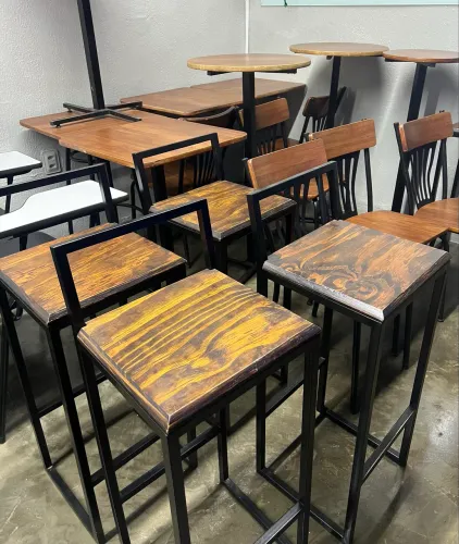 mesas e cadeiras