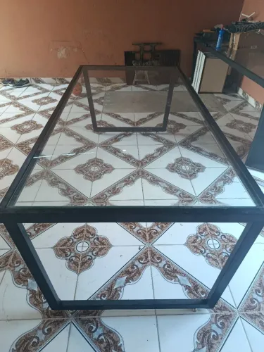 Mesa de vidro com base de ferro, perfeita.
