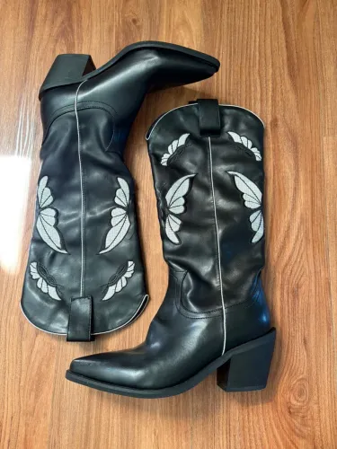 bota preta cano médio cowboy da Cider bordado de borboleta