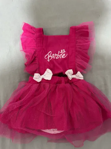 Este é um romper temático da Barbie em rosa choque com bordado e saia de tule brilhante.