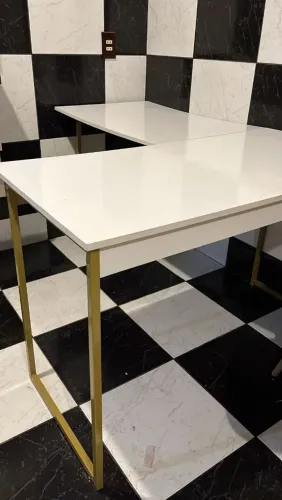 Mesa de canto branca para escritório.