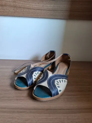 Sandália Bubblê artesanal azul e bege nº 36
