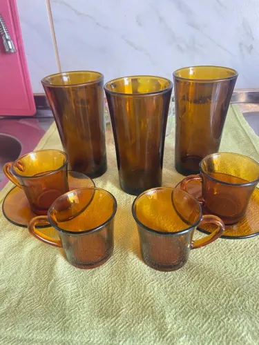 Lote Vintage Vidro Âmbar: 3 Copos Long Drink + 4 Xícaras com dois Pires