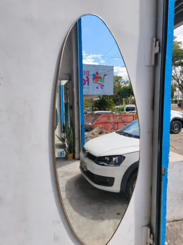 Espelho orgânico com moldura dourada