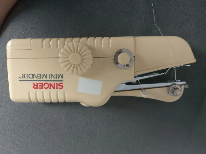 Mini maquina portátil singer