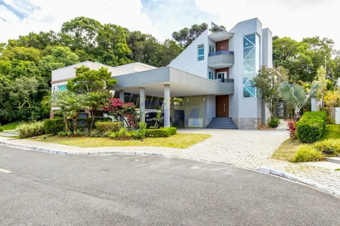 Casa no Condomínio Pinewoods- Pinhais: Imóvel recém-reformado com 460m² construí