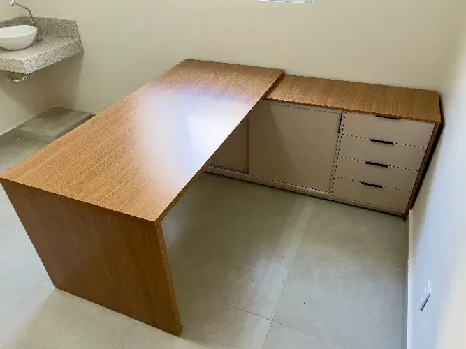 Mesa para escritório formato presidente Louro Freijó 160cm