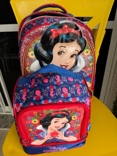Mochila escolar branca de neve