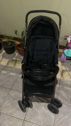 Carrinho com baby conforto Reverse Cosco