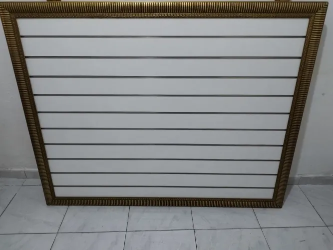 Painel canaleta com moldura dourada