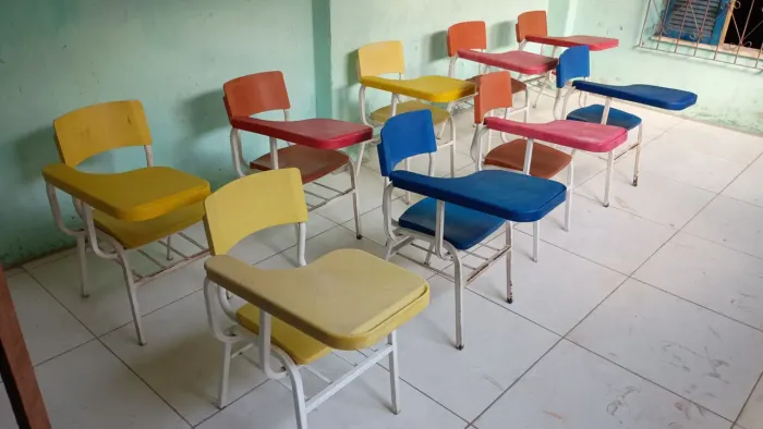 Cadeira escolar plástica infantil 