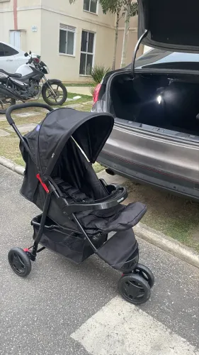 Carrinho de bebê com bebê conforto Cosco Kids