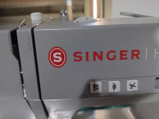 Máquina de Costura Heavy Duty HD6805 Singer