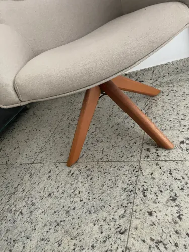 Vendo 2 poltronas giratórias.