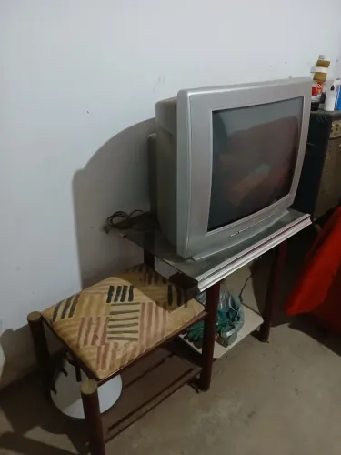 VENDO TV DE TUBO COM SUPORTE "DESAPEGA"