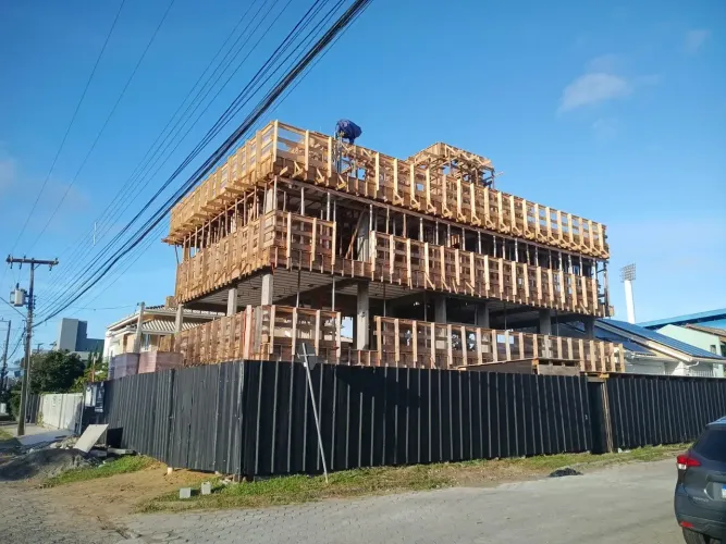 Studio para venda possui 19 metros quadrados com 1 quarto em Carianos - Florianópolis - SC