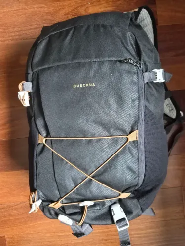 Mochila quechua 40 litros, 4 bolsos e 2 porta garrafas usada