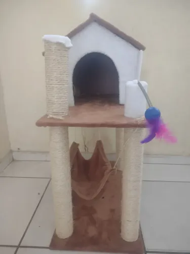VENDO CASINHA COM ARRANHADOR DE GATO