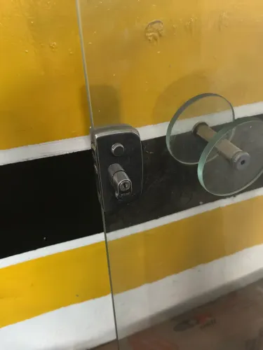 Porta em vidro  com mola