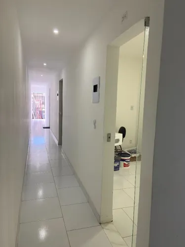 Sala de 16m² c/ Lavabo, Air-Split 12000BTU, São Brás, Prédio em Laje, Gradeado.