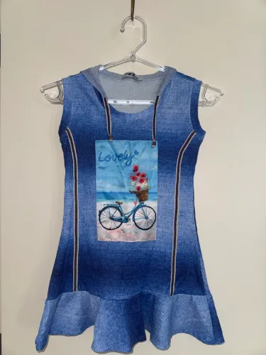 Vestido infantil com capuz