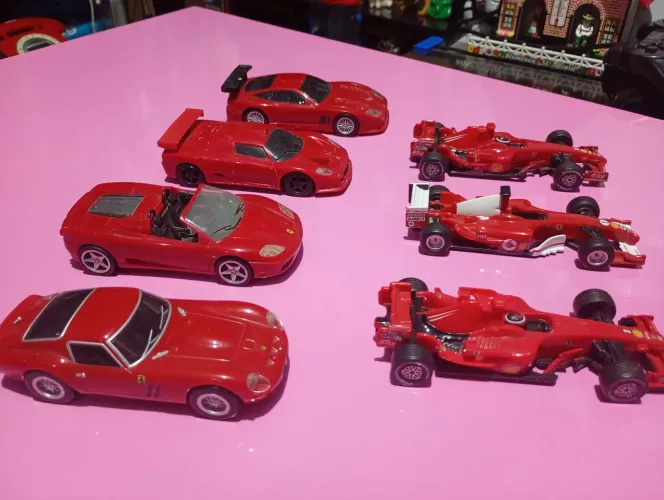 Coleção com 7 miniaturas Ferrari promocionais da campanha Shell V-Power.