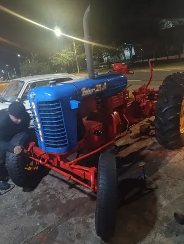 Vendo ou troco trator zetor 25a funcionando tudo perfeitamente