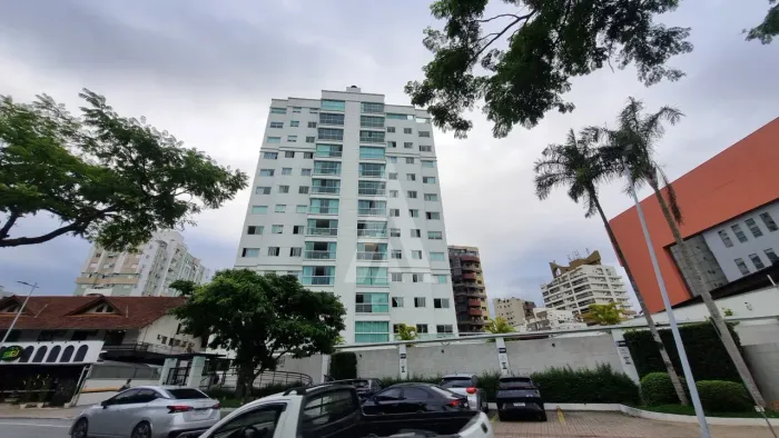 Apartamento no Centro com 02 quartos sendo 01 suíte e cozinha com armários e 01 vaga de ga