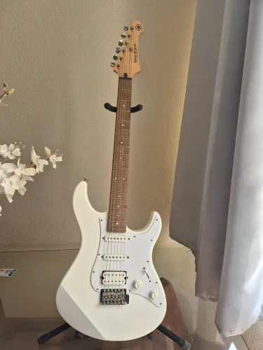 Guitarra Yamaha pacífica branca 012 HSS - pouquíssimo uso - com capa