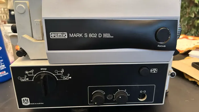 projetor de filme vintage, especificamente o modelo Eumig Mark S 802 D
