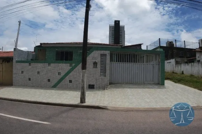 CASA À VENDA COM EXCELENTE POTENCIAL PARA USO COMERCIAL OU RESIDENCIAL