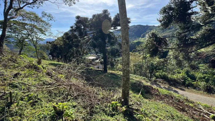 Terrenos à venda no Cascatinha com vista deslumbrante das montanhas e infraestrutura urban