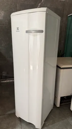 Frizer vertical semi novo sem detalhes 110v 