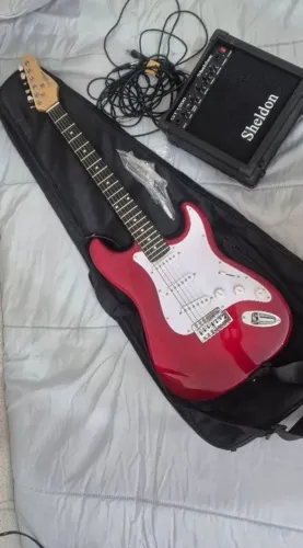 Kit Guitarra Giannini Elétrica<br>Stratocaster G100 + Amplificador<br>Sheldon
