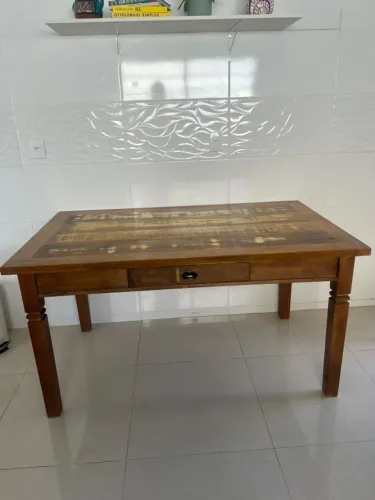 Mesa de madeira de demolição com gaveta