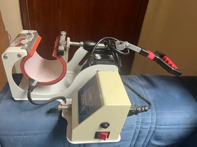 Máquina de estampar canecas